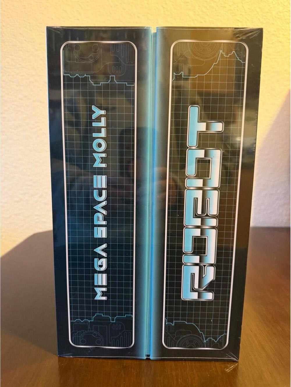 Mega Space Molly Robot Super Limited Only 500 Produced Worldwide Authentic- NEW! - Picture 5 of 9